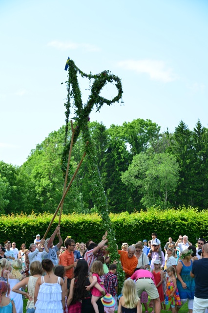 1.1371772800.putting-up-the-maypole