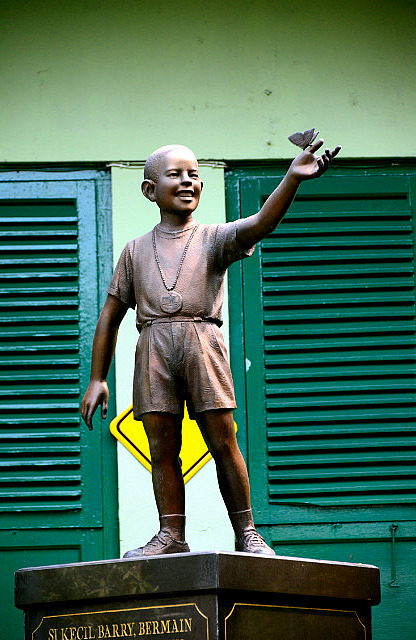 2.1381445110.the-controversial-obama-statue