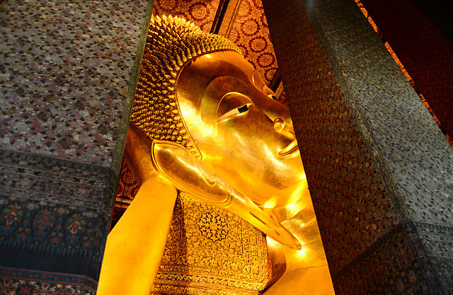 3.1385299467.a-glimpse-of-the-gigantic-reclining-buddha-at-