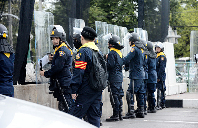 3.1385299467.a-riot-squad-officer-eyes-me-as-we-drive-by