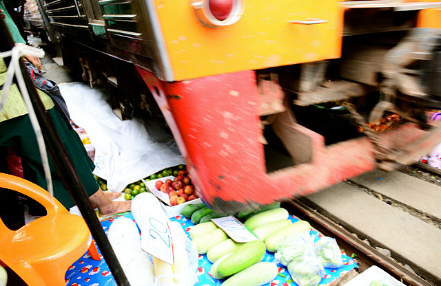 3.1385343574.gliding-over-the-vegetables