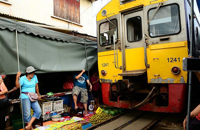 3.1385343574.stand-back-the-train-s-approaching