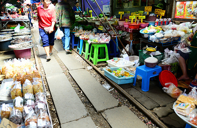3.1385343574.the-maeklong-market