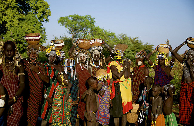 5.1386115200.mursi-women-and-children